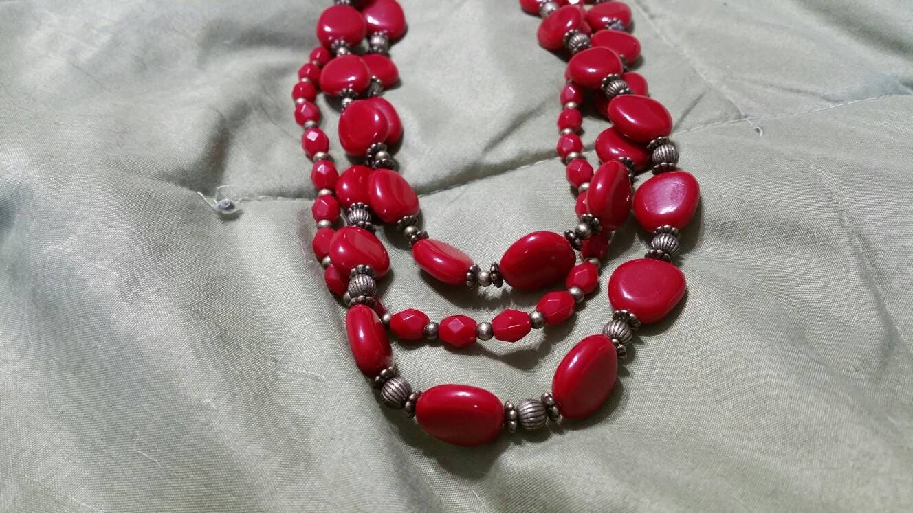 Boho Style Cranberry Rot Und Bronze Getönten Perlen Triple Strang 18-Zoll-Halskette Modeschmuck von EastIdahoCompany