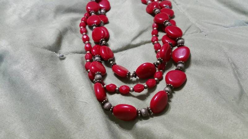 Boho Style Cranberry Rot Und Bronze Getönten Perlen Triple Strang 18-Zoll-Halskette Modeschmuck von EastIdahoCompany