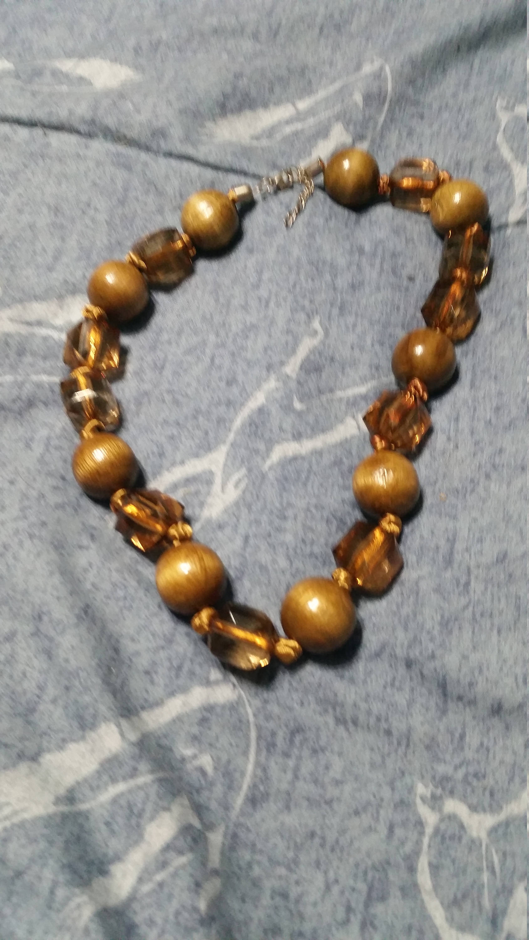 Braune Holzperle Und Kunststoff Gold Toned Bead Mit Braunem Band Chunky Perlen Halskette Kostüm Schmuck Mode-Accessoire von EastIdahoCompany