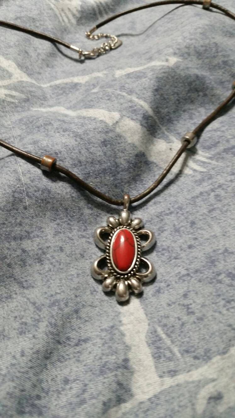 Chaps Western Style Silberfarbene Und Rote Blumen Anhänger Halskette Einzelstrang Braune Kordel Modeschmuck Mode Accessoire von EastIdahoCompany