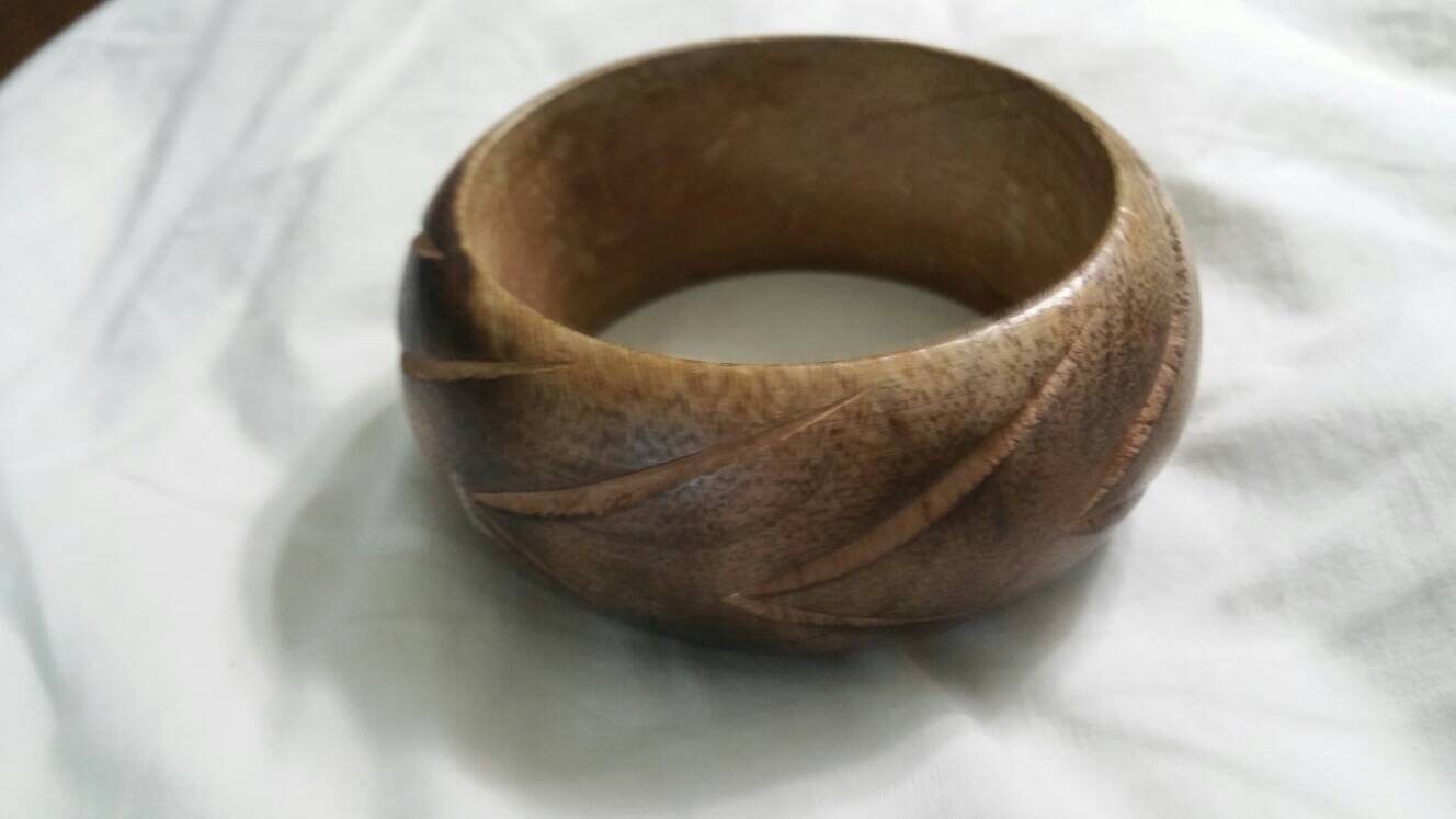 Chevron Muster Schöne Hand Geschnitzt Holz Dunkelbraun Breiter Armreif Armband Modeschmuck Mode Accessoire von EastIdahoCompany