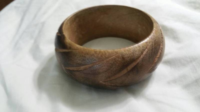 Chevron Muster Schöne Hand Geschnitzt Holz Dunkelbraun Breiter Armreif Armband Modeschmuck Mode Accessoire von EastIdahoCompany