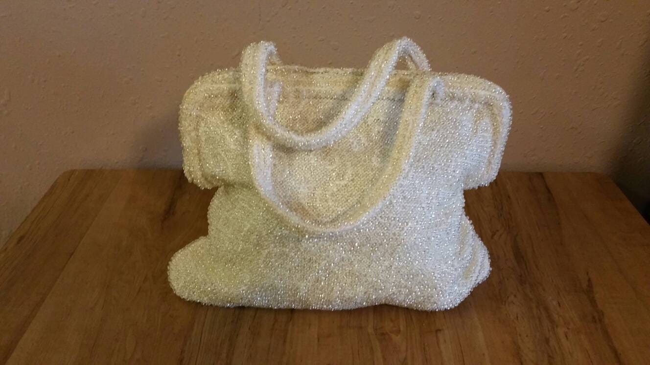 Corde Bead Company Handtasche Mit Weißen Und Klaren Lucite Perlen Umrahmt Vintage Accessoire Oder Make-Up Tasche Mode-Accessoire von EastIdahoCompany