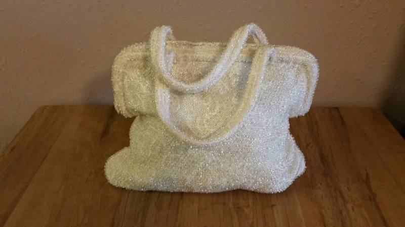 Corde Bead Company Handtasche Mit Weißen Und Klaren Lucite Perlen Umrahmt Vintage Accessoire Oder Make-Up Tasche Mode-Accessoire von EastIdahoCompany