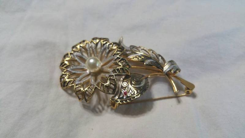 Damaszener Goldfarbene Blume Mit Faux Pearl Brosche Oder Sammler Pin von EastIdahoCompany