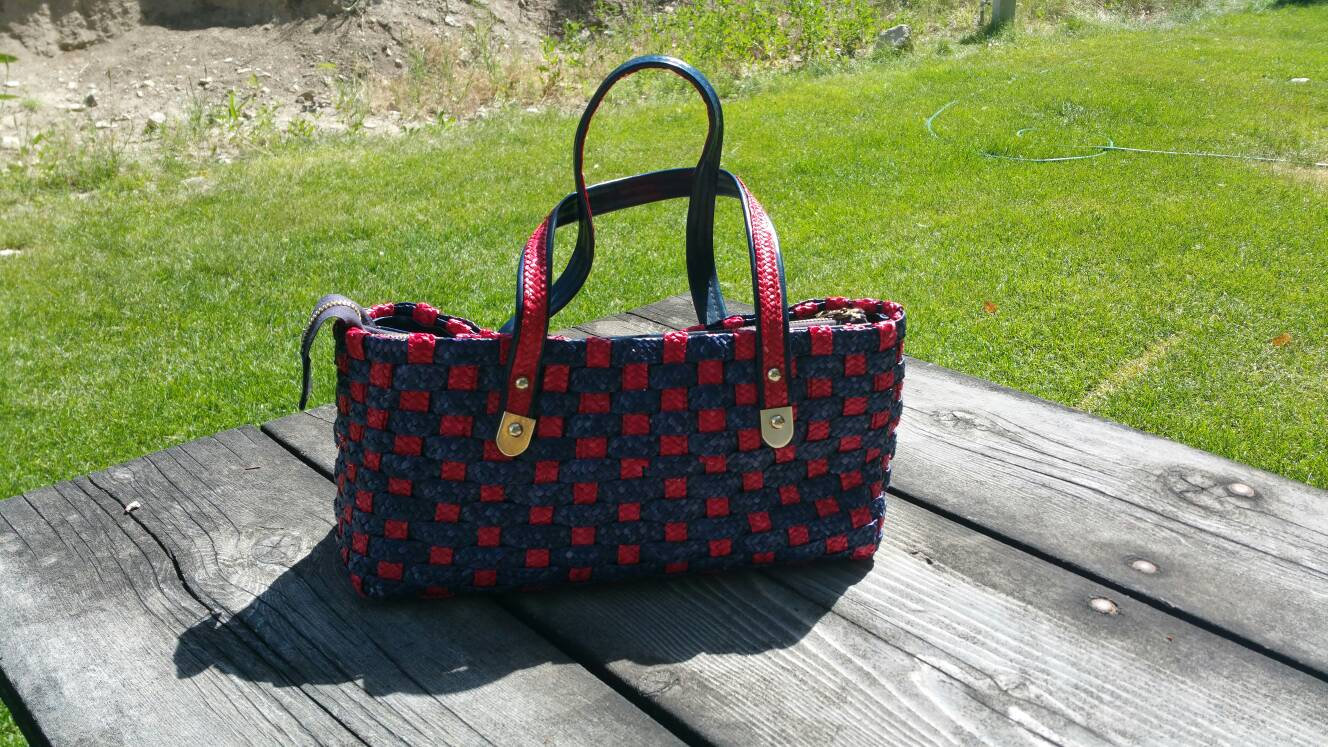 Designer Mr Ernest, Hellrot Und Blau, Gewebte Patchwork Raffia Handtasche Oder Geldbörse Mit Gold Getönten Akzenten von EastIdahoCompany