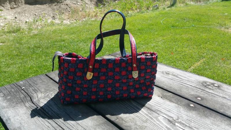 Designer Mr Ernest, Hellrot Und Blau, Gewebte Patchwork Raffia Handtasche Oder Geldbörse Mit Gold Getönten Akzenten von EastIdahoCompany