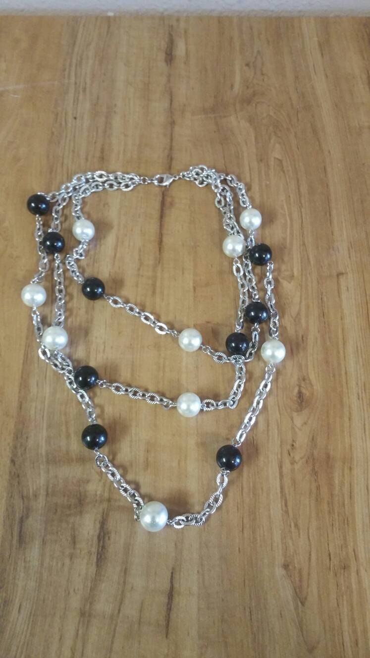 Dreireihige Silberfarbene Kette Mit Weißen Und Schwarzen Perlen Halskette Kostüm Schmuck Mode Accessoire von EastIdahoCompany