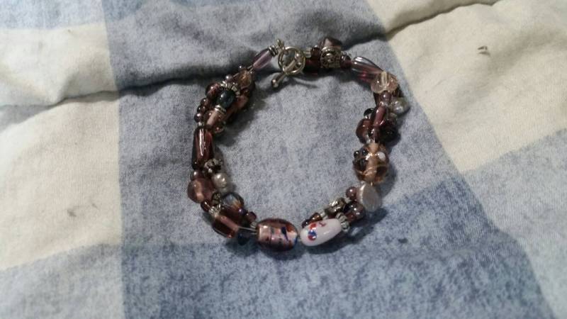 Dunkellila Und Kunst Glasperle Silber Getönt 8 Zoll Lang Toggle Verschluss Bettelarmband Modeschmuck Mode Accessoire von EastIdahoCompany