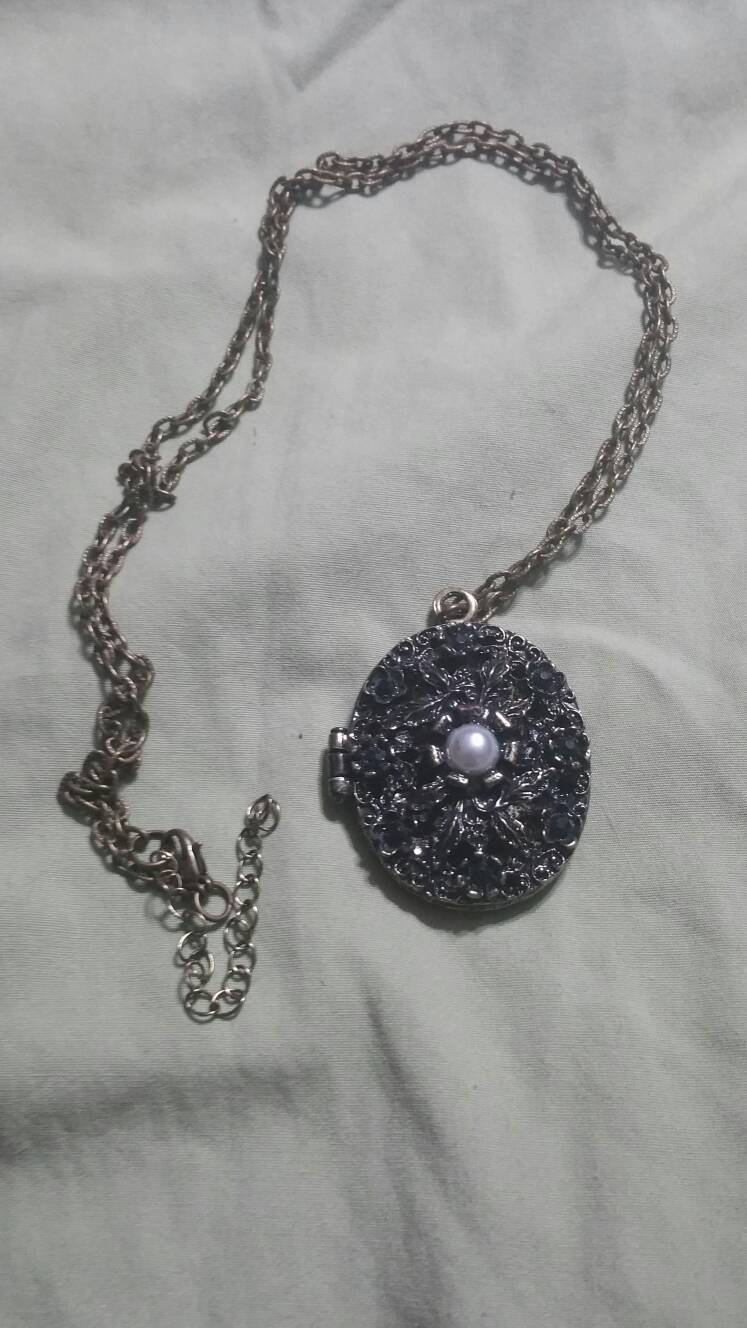 Edwardian Stil, Ovales Medaillon, Blumen Anhänger Design Und Faux Perle 28-Zoll-Halskette, Modeschmuck, Mode-Accessoire von EastIdahoCompany