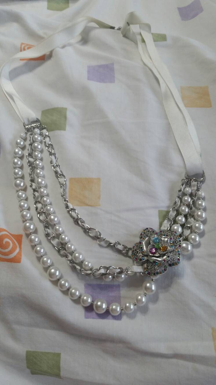 Expanding Faux Pearl Multi Strang Mit White Ribbon Perlen Halskette Multi-Farbigen Blume Und Silber Getönten Kette von EastIdahoCompany