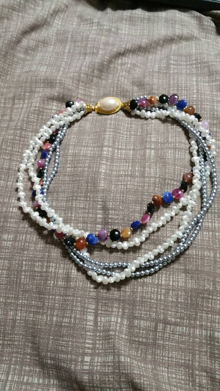 Faux Perle, Graue Perle Und Farbige Mehrstrangige 18-Zoll-Halskette, Silberfarben, Mode-Accessoire, Modeschmuck von EastIdahoCompany