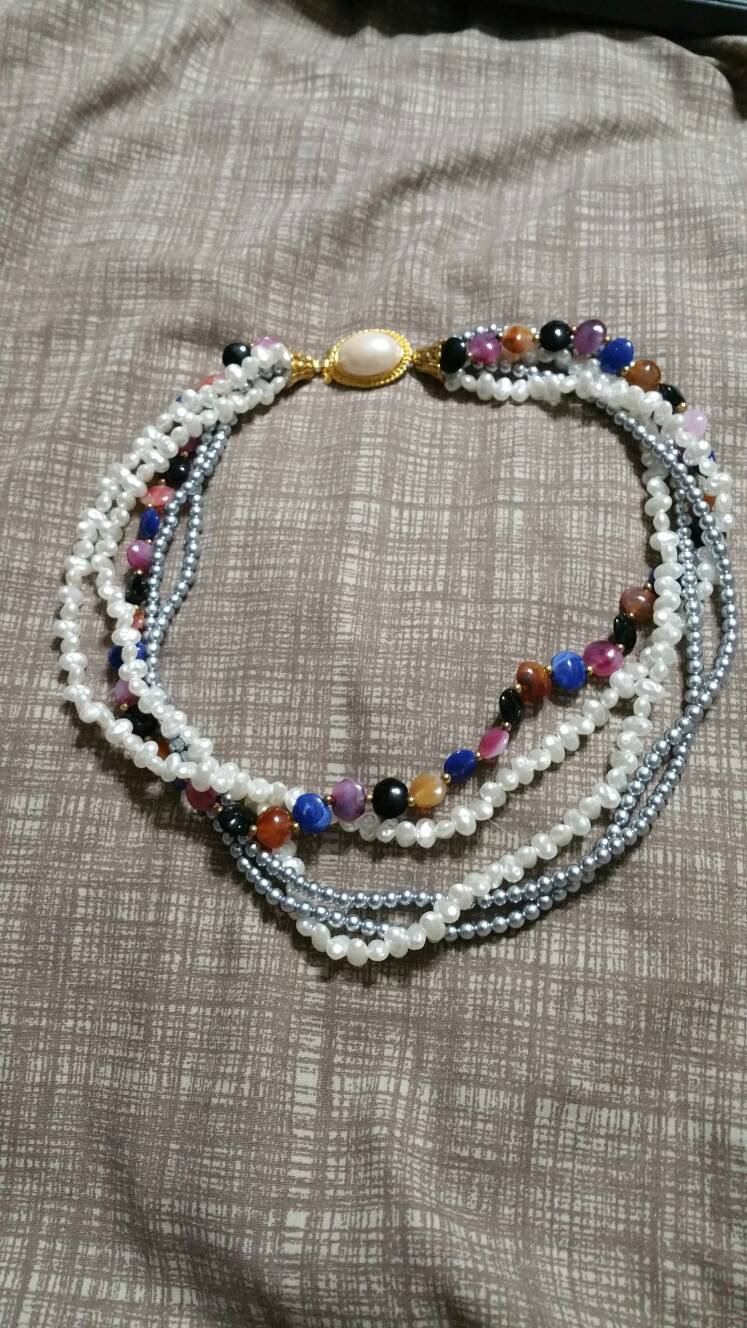 Faux Perle, Graue Perle Und Farbige Mehrstrangige 18-Zoll-Halskette, Silberfarben, Mode-Accessoire, Modeschmuck von EastIdahoCompany