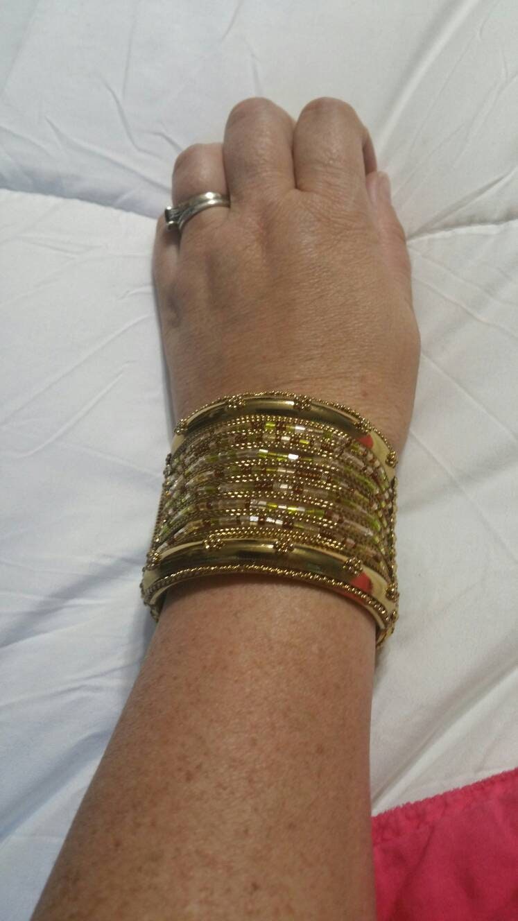 Goldfarbene Grüne Und Braune Perle Feder Geladen Oder Clamper Breiter Armreif Armband Modeschmuck Mode-Accessoire von EastIdahoCompany