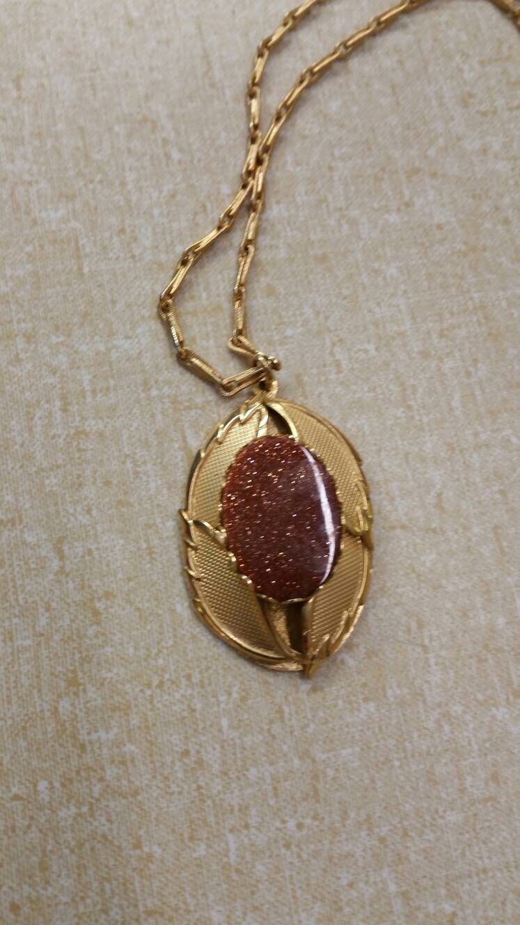 Goldfarbener, Ovaler Blattanhänger Aus Lucite-Braun Mit Glitzerndem Gold, 20-Zoll-Halskette, Modeschmuck, Modeaccessoire von EastIdahoCompany