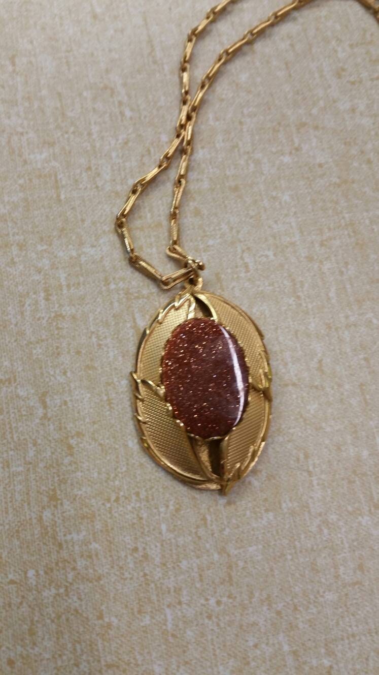 Goldfarbener, Ovaler Blattanhänger Aus Lucite-Braun Mit Glitzerndem Gold, 20-Zoll-Halskette, Modeschmuck, Modeaccessoire von EastIdahoCompany