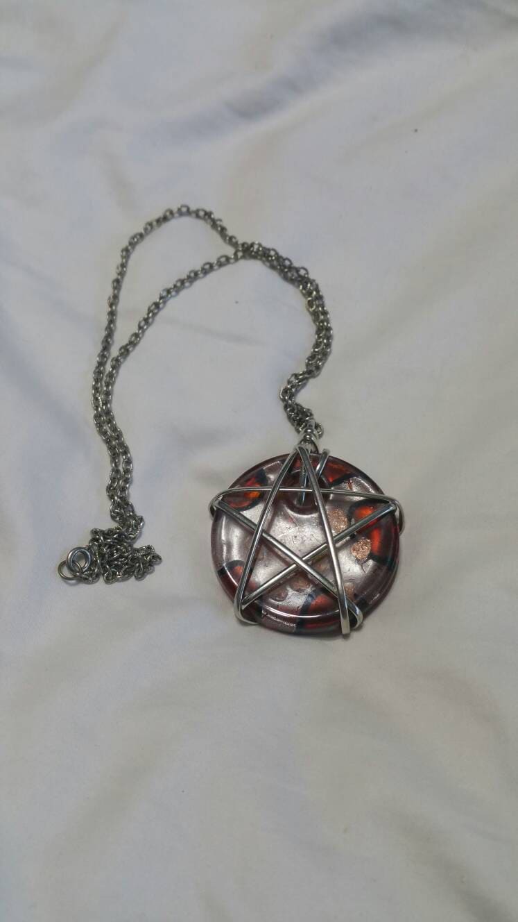 Groß Leuchtend Rot, Silber Und Gold Folie, Runde Lucite Perle, Silberfarbene Stern Anhänger Auf 24 Zoll Kette Halskette, Modeschmuck von EastIdahoCompany