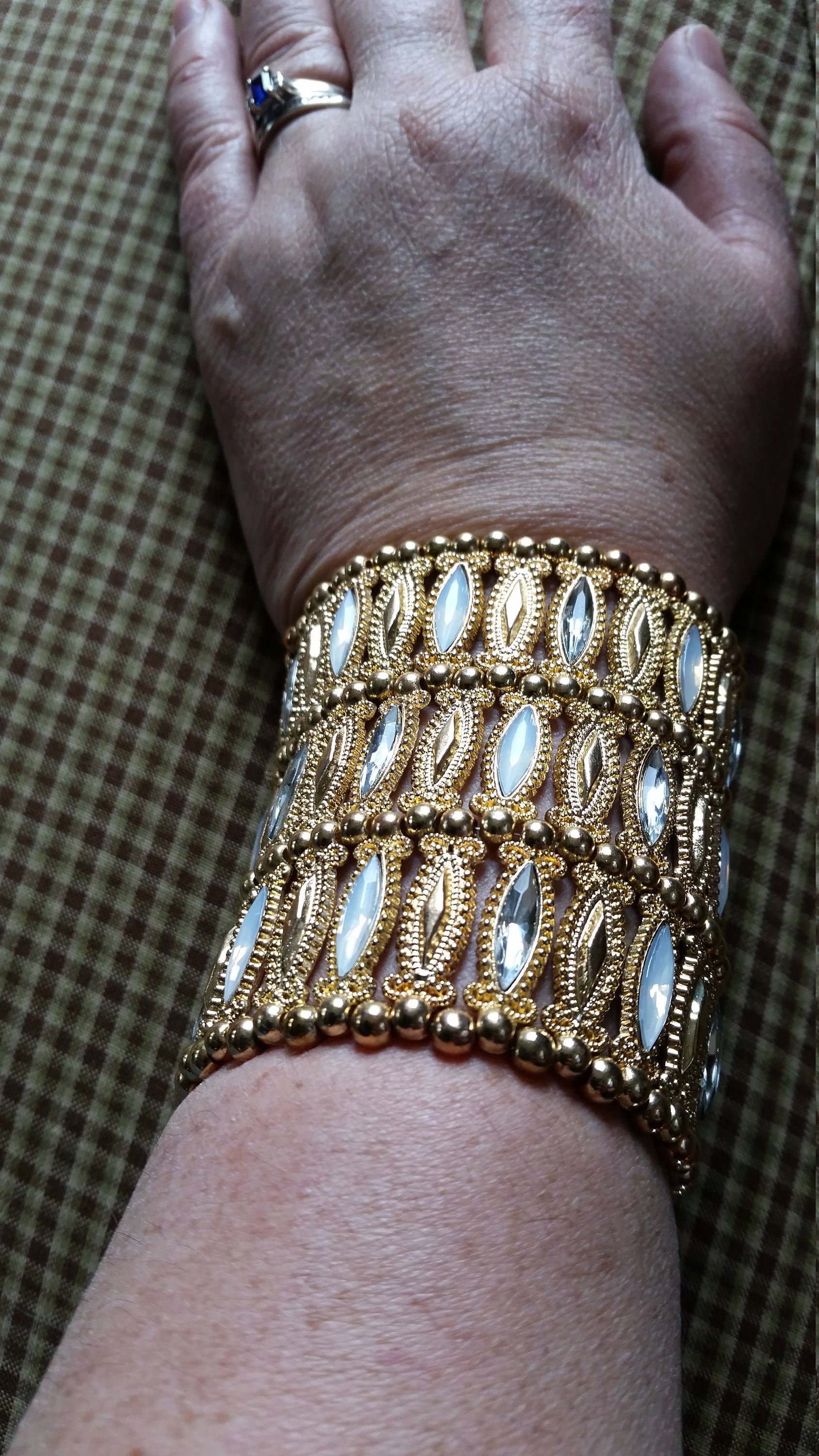 Große Breite Goldfarbene Kunststoff Oval Weiß Perlen Erweiterbar Armband Modeschmuck Hollywood Regency Style von EastIdahoCompany