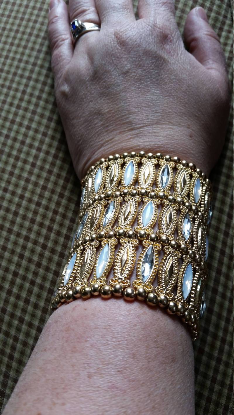 Große Breite Goldfarbene Kunststoff Oval Weiß Perlen Erweiterbar Armband Modeschmuck Hollywood Regency Style von EastIdahoCompany