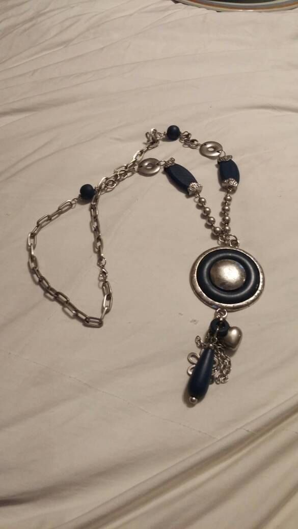 Große Kette Und Runde Dunkelblau Anhänger Mit Quasten Halskette Modeschmuck Modeaccessoire von EastIdahoCompany