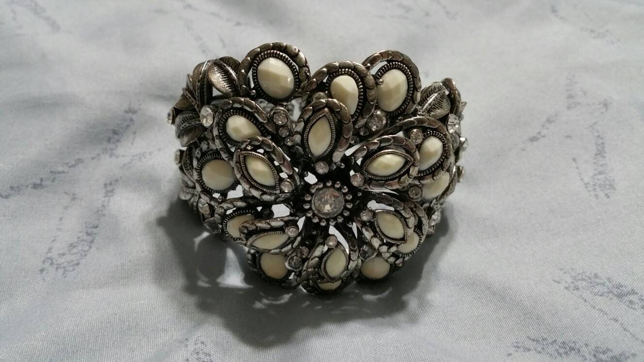 Große Schwarz Und Silber Metall Mit Creme Oval Kunststoff Bead Flower Clamper Armreif Armband Modeschmuck Mode Accessoire von EastIdahoCompany