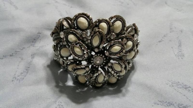 Große Schwarz Und Silber Metall Mit Creme Oval Kunststoff Bead Flower Clamper Armreif Armband Modeschmuck Mode Accessoire von EastIdahoCompany