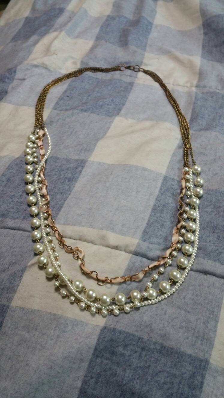 Große Und Kleine Faux Perle Messing Getönt Mit Rosa Band Multi Strang Expanding Bead 42 Zoll Lange Halskette Modeschmuck von EastIdahoCompany