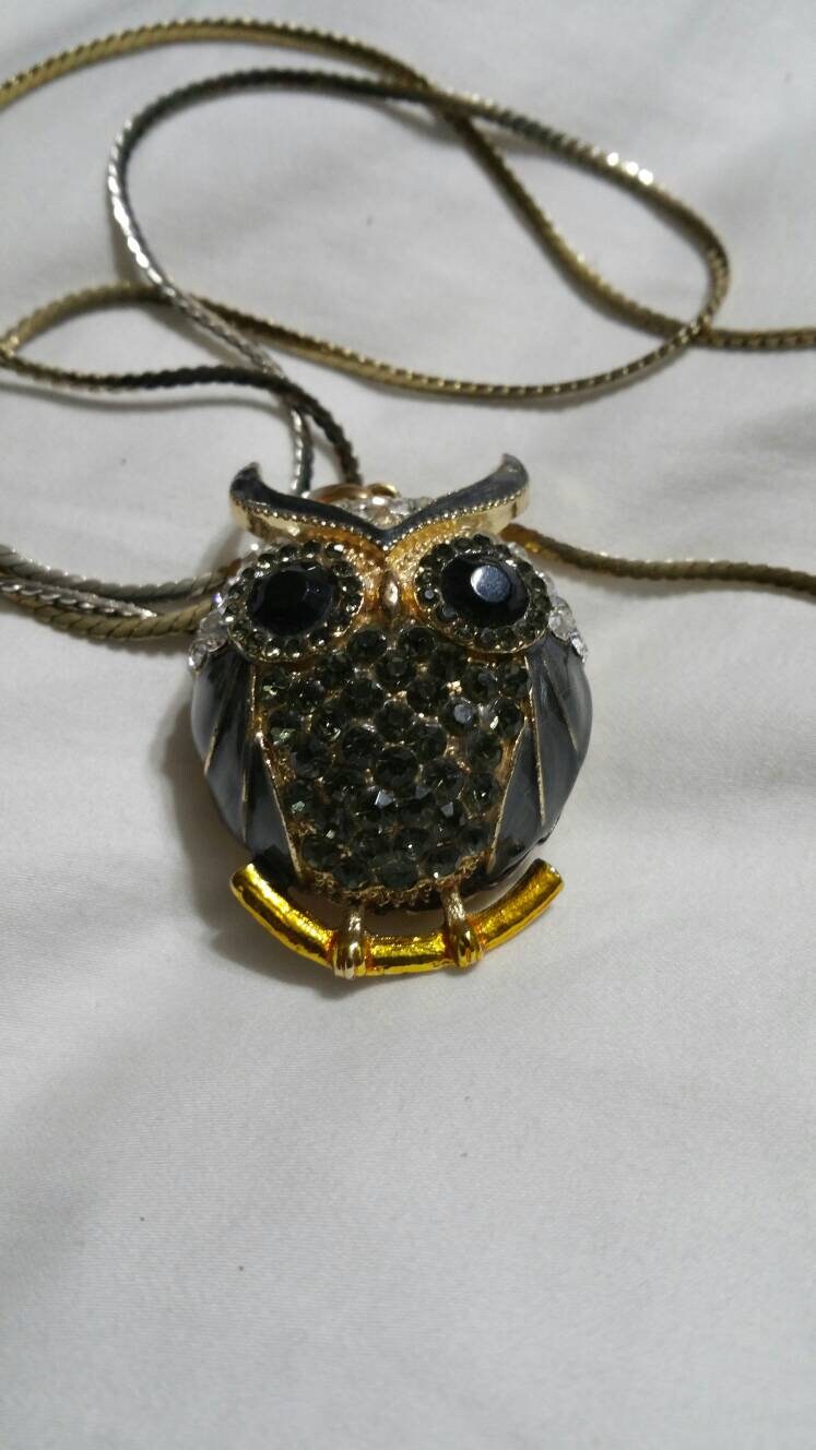 Großer Strass Hohler Eulenanhänger, 74 cm Goldfarbene Herringbone Halskette, Made in Korea, Modeschmuck, Modeschmuck von EastIdahoCompany