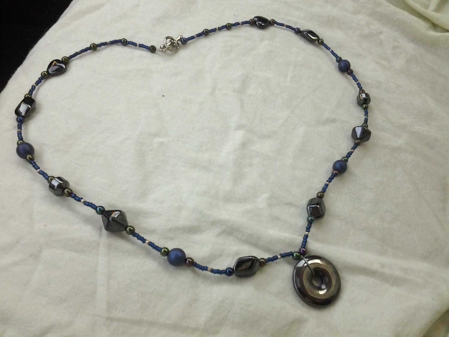 Hämatit Schwarz Und Marine Blau 22 Zoll Unisex Anhänger Halskette Mode-Accessoire Modeschmuck von EastIdahoCompany