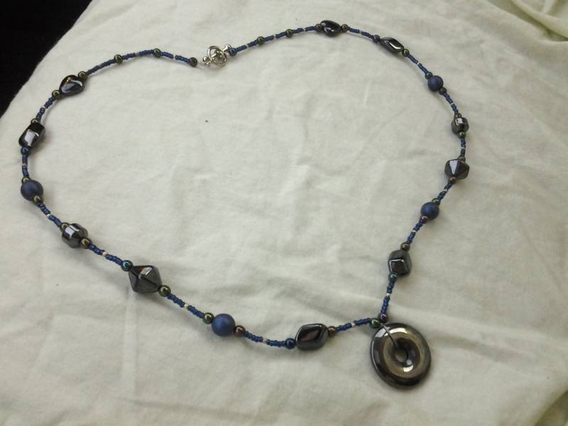 Hämatit Schwarz Und Marine Blau 22 Zoll Unisex Anhänger Halskette Mode-Accessoire Modeschmuck von EastIdahoCompany