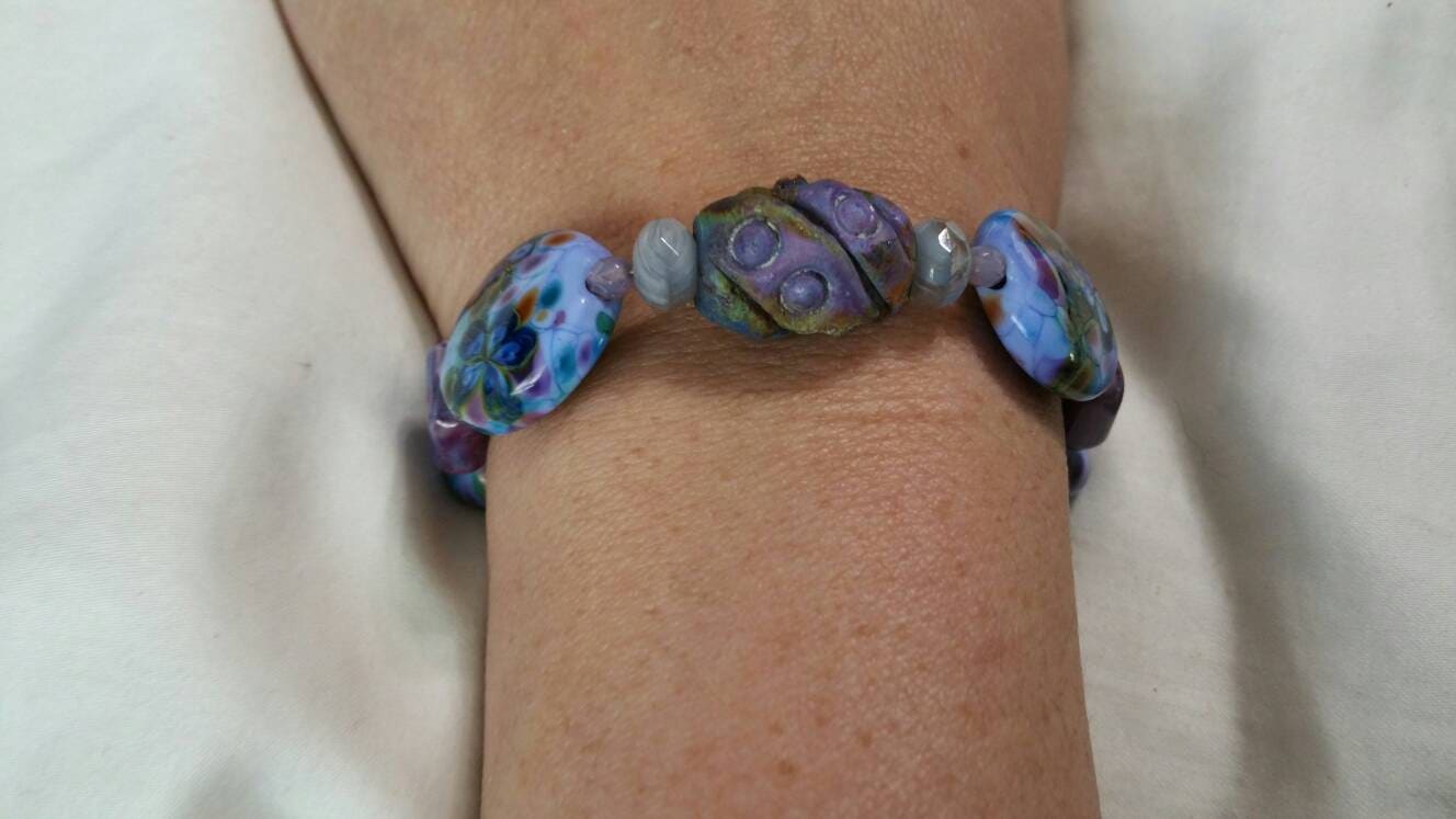 Hellblau Und Lila Kunst Glas Gips Perlen Armband, Modeschmuck, Mode-Accessoire von EastIdahoCompany