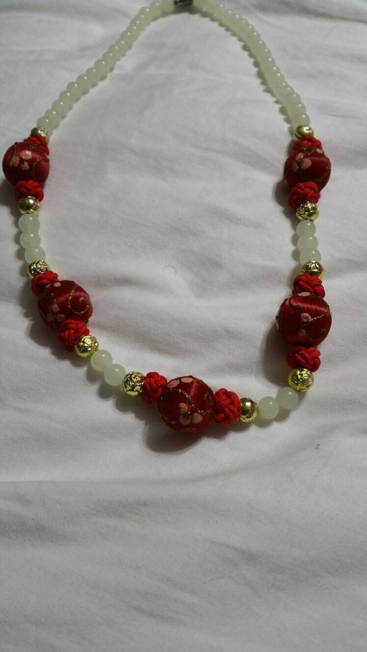 Helle Weiße Glas-Imitat-Perle 22-Zoll-Halskette Mit Gold Getönten Rose Und Roten Stoff Perlen, Drehverschluss Modeschmuck Mode-Accessoire von EastIdahoCompany