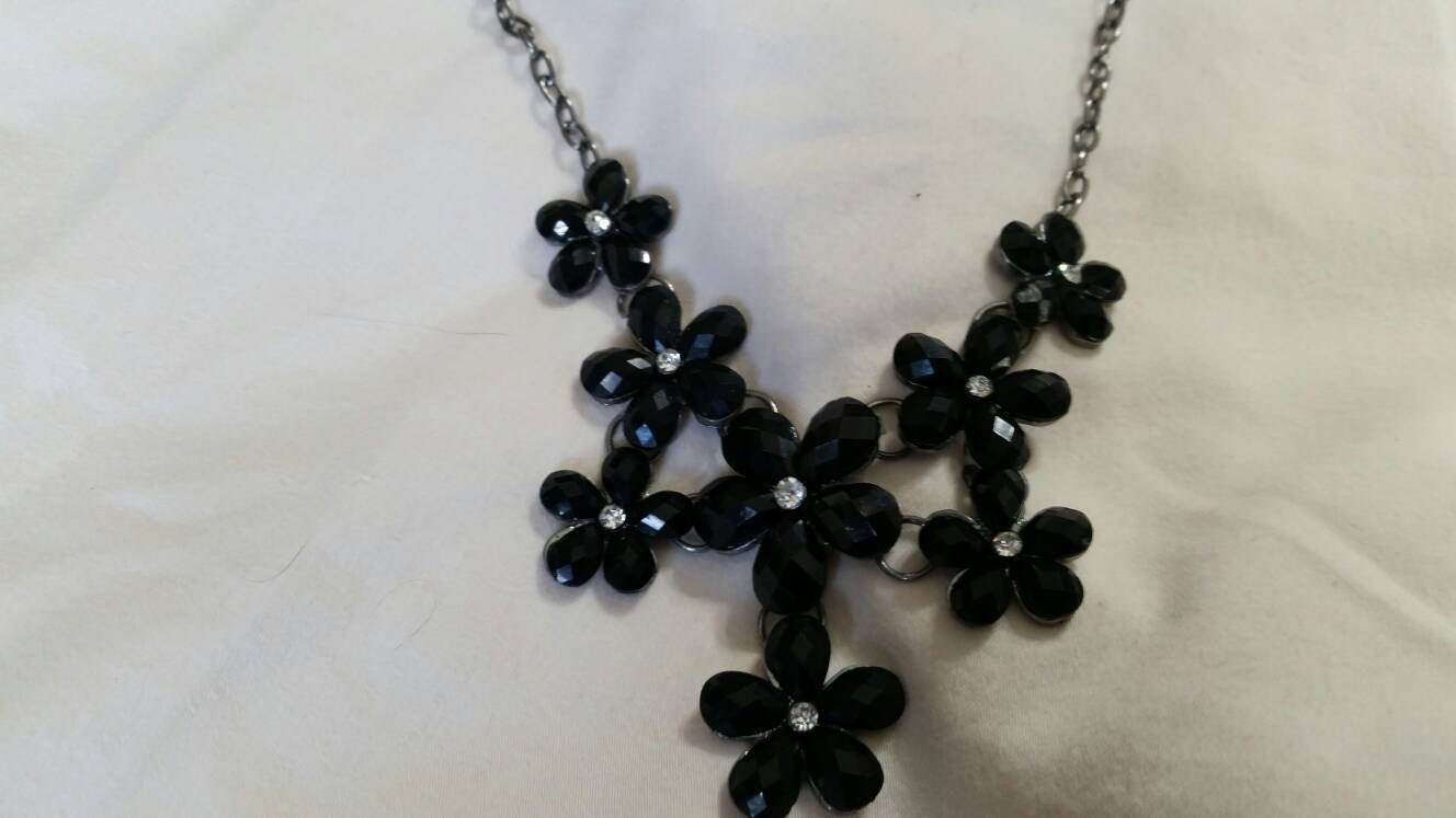 Hippie Chic Style Blume Schwarz Perle Und Strass Bib Messing Halskette Kostüm Schmuck Mode-Accessoire von EastIdahoCompany