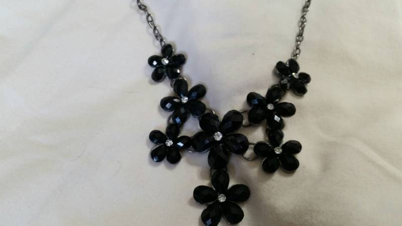 Hippie Chic Style Blume Schwarz Perle Und Strass Bib Messing Halskette Kostüm Schmuck Mode-Accessoire von EastIdahoCompany