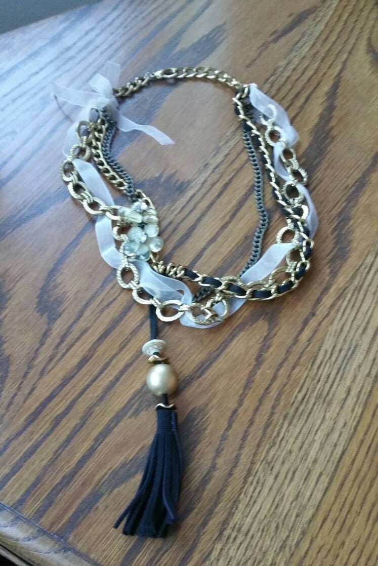 Hippie Chic Style Gelb Und Strass Blume, 21 Zoll 3 Strang, Gold Getönten Halskette Mit Weißem Band, Kostüm Schmuck, Mode-Accessoire von EastIdahoCompany