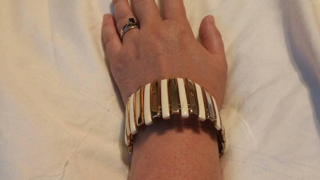 Hollywood Regency Style Weiße Emaille Und Goldfarbene Manschette Armband Modeschmuck Mode Accessoire von EastIdahoCompany