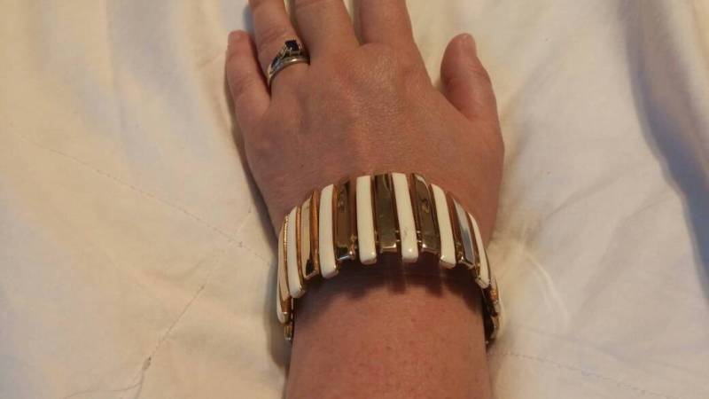 Hollywood Regency Style Weiße Emaille Und Goldfarbene Manschette Armband Modeschmuck Mode Accessoire von EastIdahoCompany