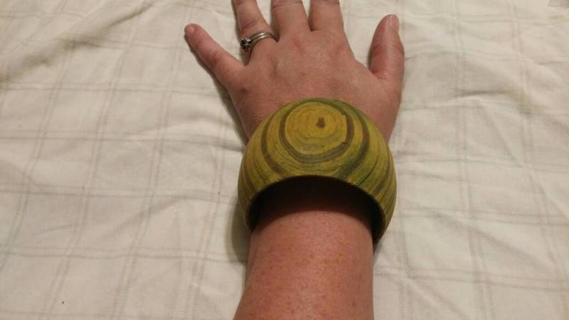 Knoten Loch Hand Geschnitzt Hellgrün Und Gelb Holz Armreif Armband Modeschmuck Mode Accessoire von EastIdahoCompany