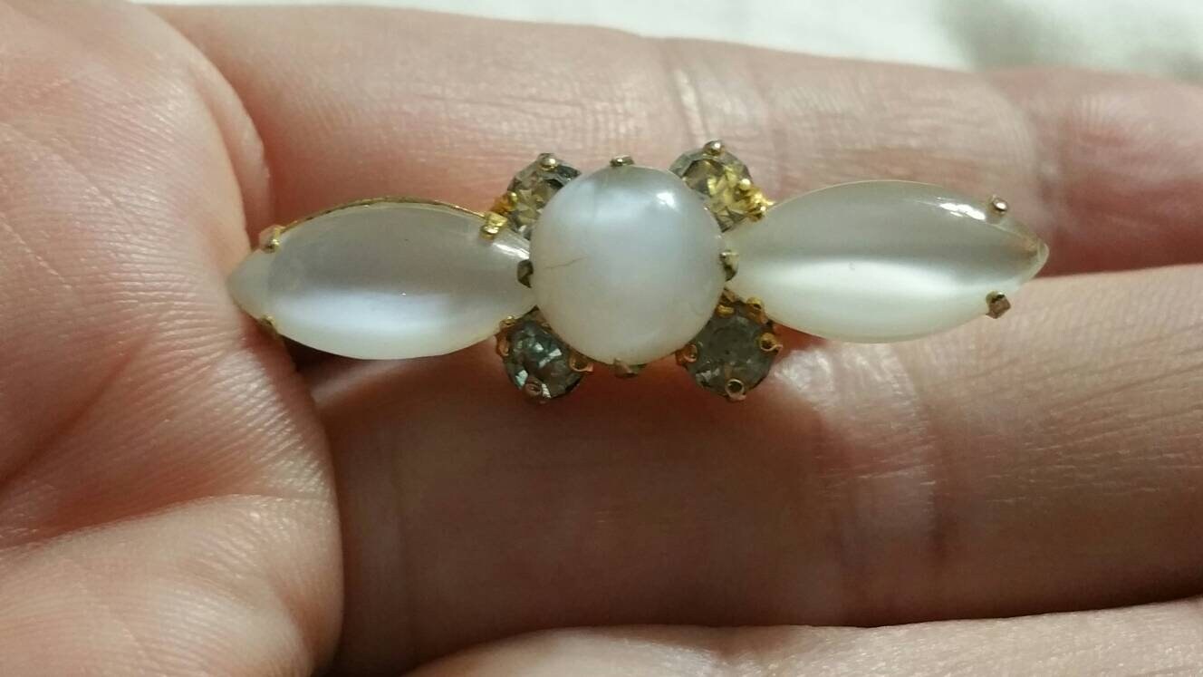 Kunststoff Faux Perle Und Strass, Goldfarbene Rechteckige Anstecknadel, Vintage Schmuck, Mode-Accessoire von EastIdahoCompany