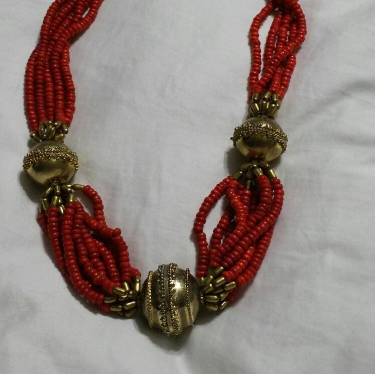 Leuchtend Rote Kunststoffperle Und Verzierte Goldfarbene Perle, Multi-strang-Halskette, Modeschmuck, Mode-Accessoire von EastIdahoCompany
