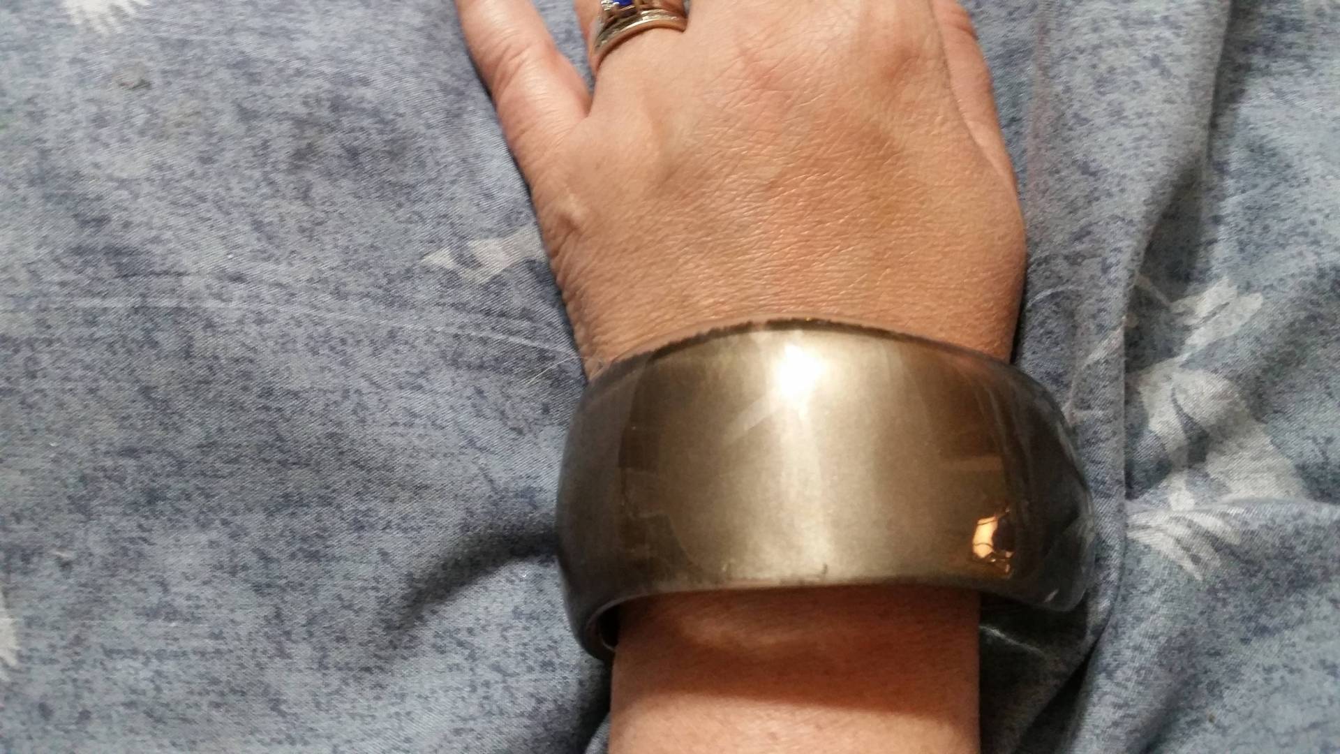 Lucite Braun Und Weiß Unregelmäßige Armband Chunky Bangle Vintage Bling Modeschmuck von EastIdahoCompany