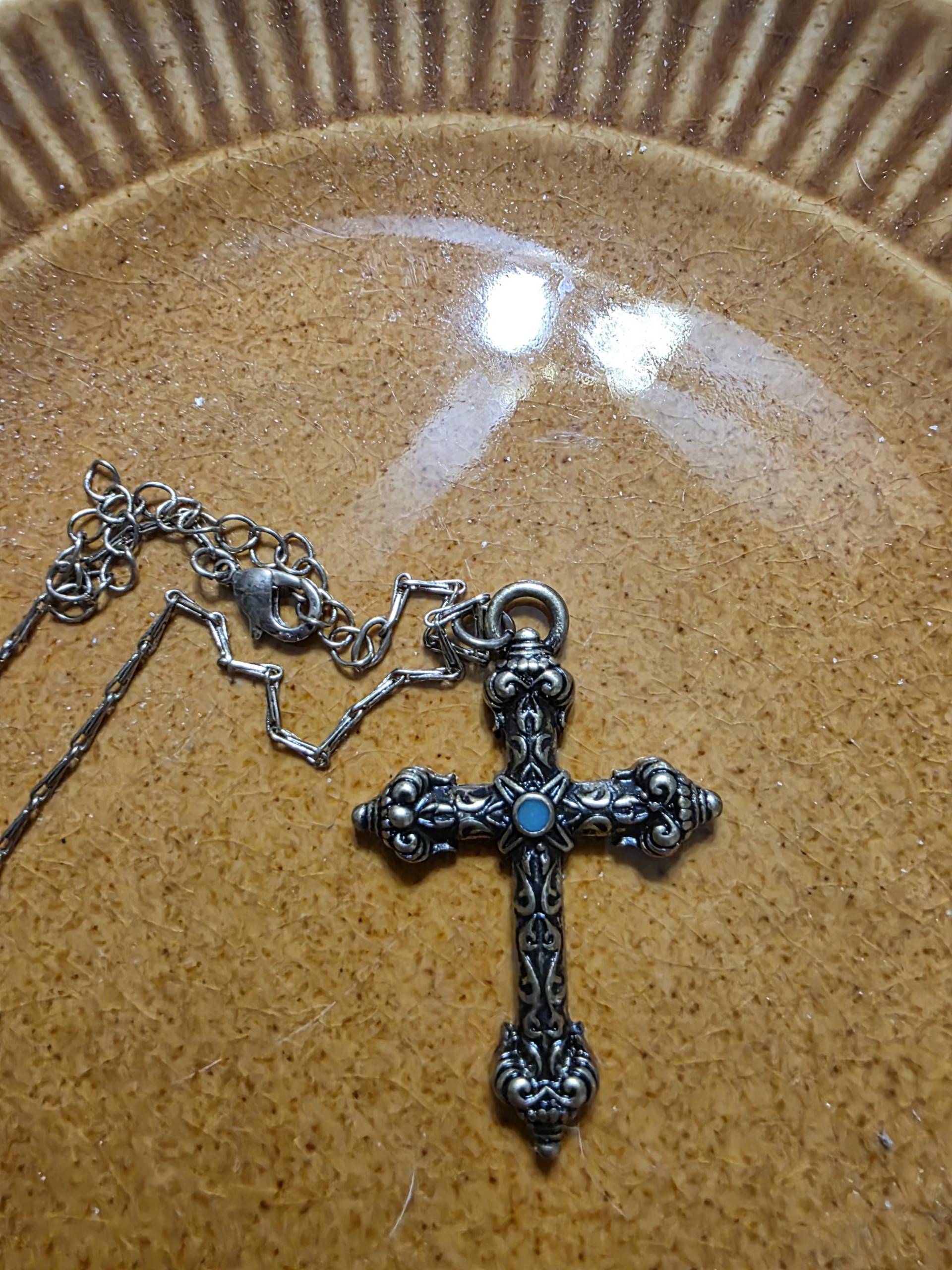 Messing Getönt Und Schwarz Verzierten Kreuz Anhänger Halskette, 30-Zoll Goldfarbene Kette, Modeschmuck, Modeschmuck von EastIdahoCompany