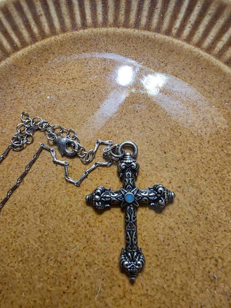 Messing Getönt Und Schwarz Verzierten Kreuz Anhänger Halskette, 30-Zoll Goldfarbene Kette, Modeschmuck, Modeschmuck von EastIdahoCompany