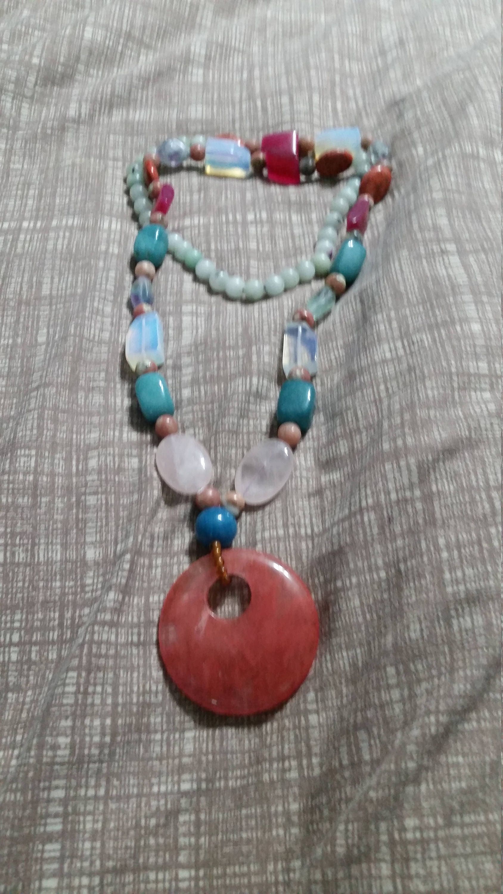 Metall Free Dekorative Bling Regenbogen Glasperle Und Jadeit Perle 30-Zoll-Halskette Mit Pfirsich Anhänger Modeschmuck Mode-Accessoire von EastIdahoCompany