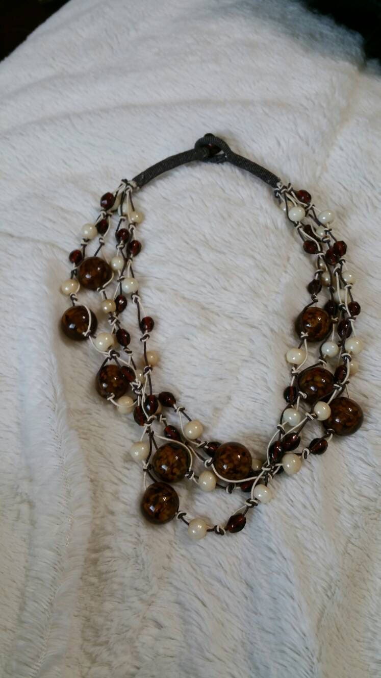 Metall Freie Perle Braun Und Tan Perlen Multi Strang Kunststoff Halskette 19 Zoll Modeschmuck Mode-Accessoire von EastIdahoCompany