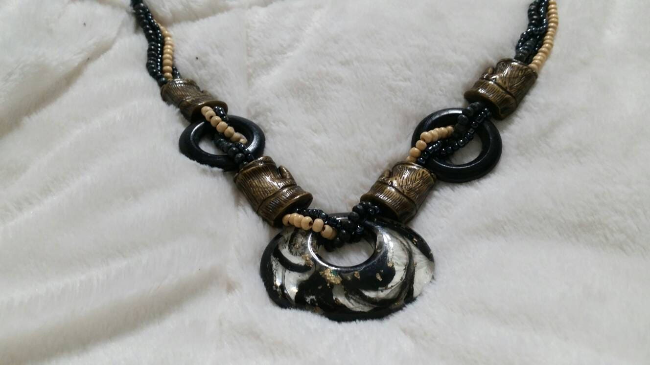 Metallfrei Boho Chic Schwarz Und Gold Getönten Bead Einzelstrang Halskette Mit Oval Lucite Anhänger 32-Zoll-Halskette Modeschmuck von EastIdahoCompany