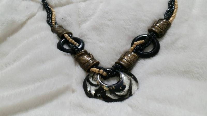 Metallfrei Boho Chic Schwarz Und Gold Getönten Bead Einzelstrang Halskette Mit Oval Lucite Anhänger 32-Zoll-Halskette Modeschmuck von EastIdahoCompany