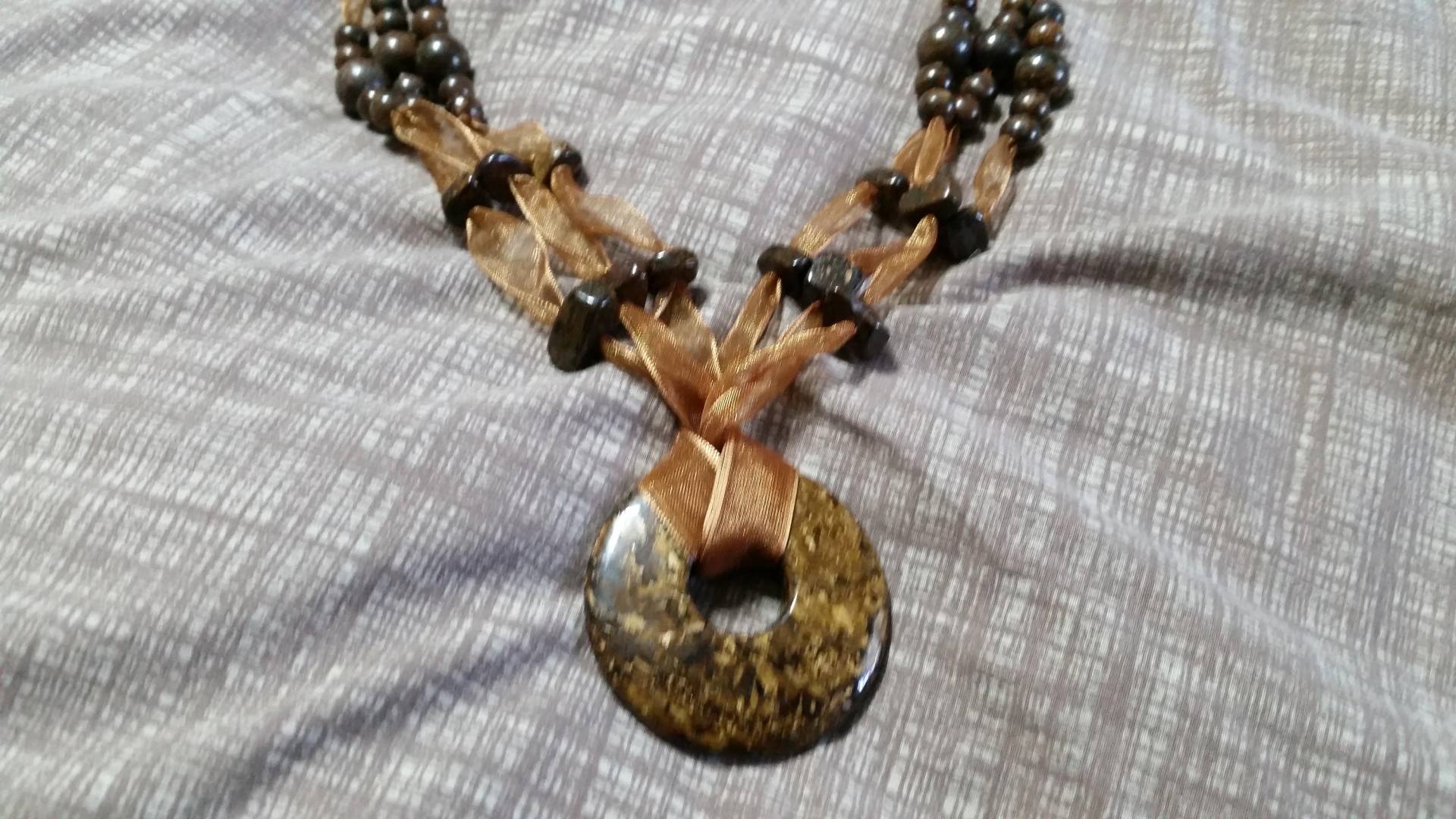 Metallfrei Boho Style Polierter Stein 18 Zoll Anhänger Halskette Dreifach Bronze Stoff Strang Modeschmuck Modeaccessoire von EastIdahoCompany