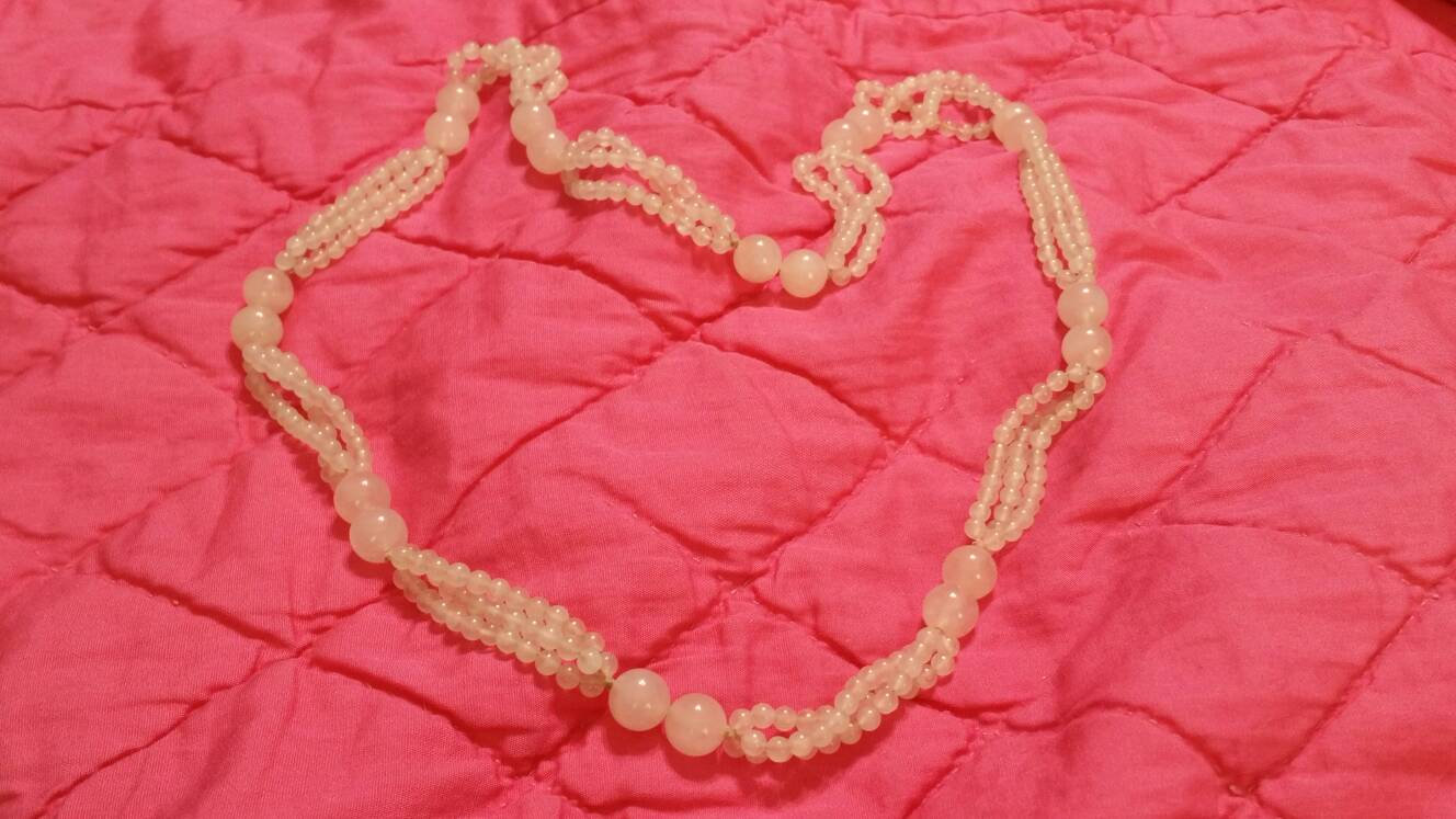 Metallfreie 27-Zoll-Blassrosa Glasperlen-Dreifachstrang-Halsketten-Kostüm-Schmucksachen Mode-Accessoire von EastIdahoCompany