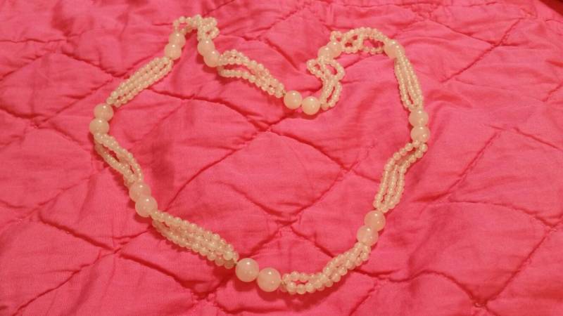 Metallfreie 27-Zoll-Blassrosa Glasperlen-Dreifachstrang-Halsketten-Kostüm-Schmucksachen Mode-Accessoire von EastIdahoCompany